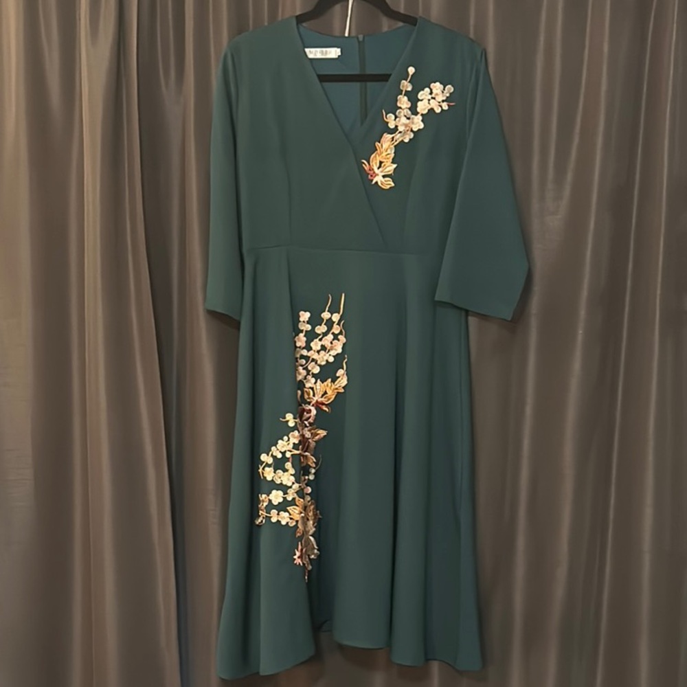 Chic Green Floral Embellished Midi Dress